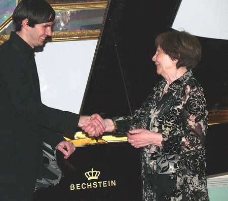 Ruth Roth schüttelt dem Pianisten die Hand